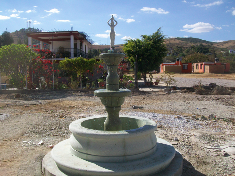 Fuente mujer con Cántaro